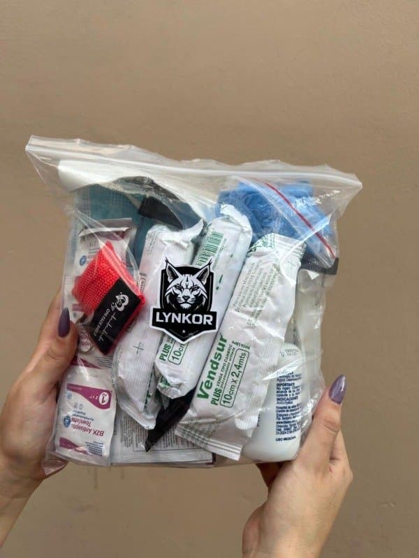 Bolsa con insumos de primeros auxilios